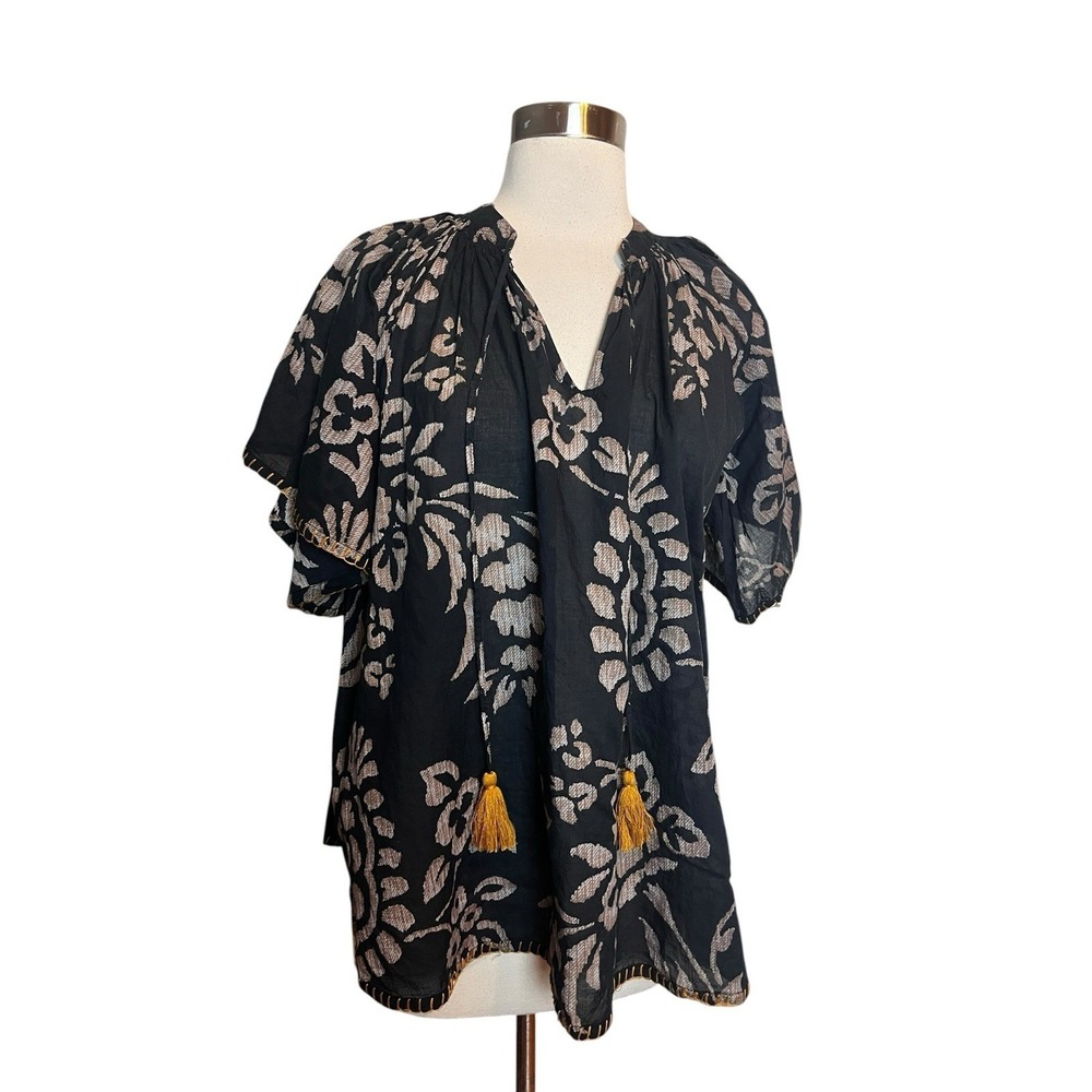 Love Kyla Top Size M Gray White Floral Short Sleeve Peasant